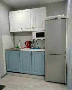 Подруга сделала ремонт в комнате общежития своими руками и даже вместила кухню (фото до и после)