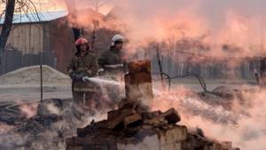 Сотрудники пожарной охраны МЧС России борются с последствиями природных пожаров
